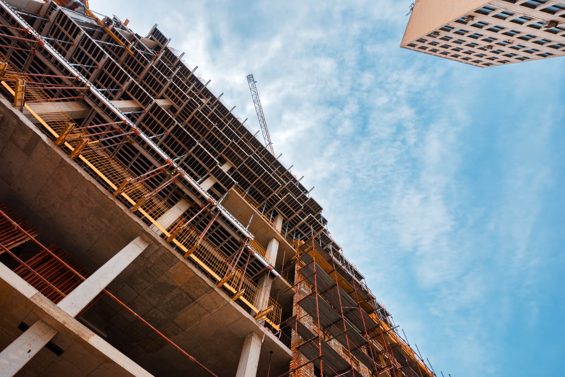 Chantier de construction moderne avec échafaudages et coffrages
