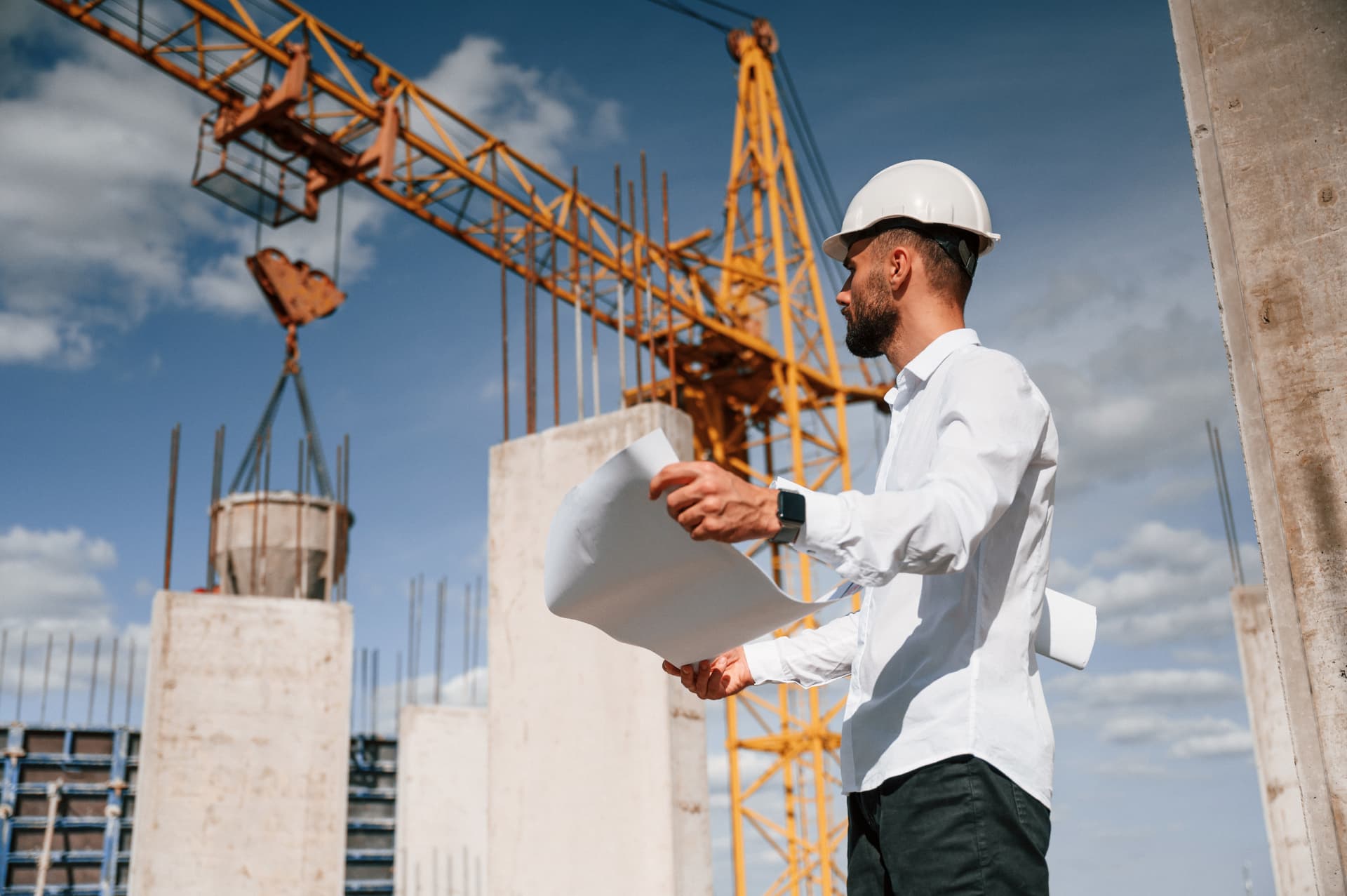 Superviseur de chantier consultant les plans d'un projet de construction