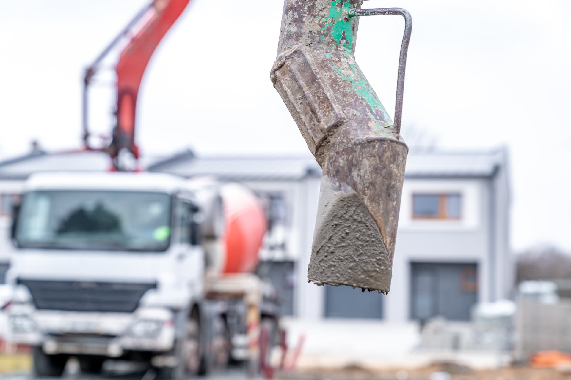 Coulée de béton sur un chantier résidentiel